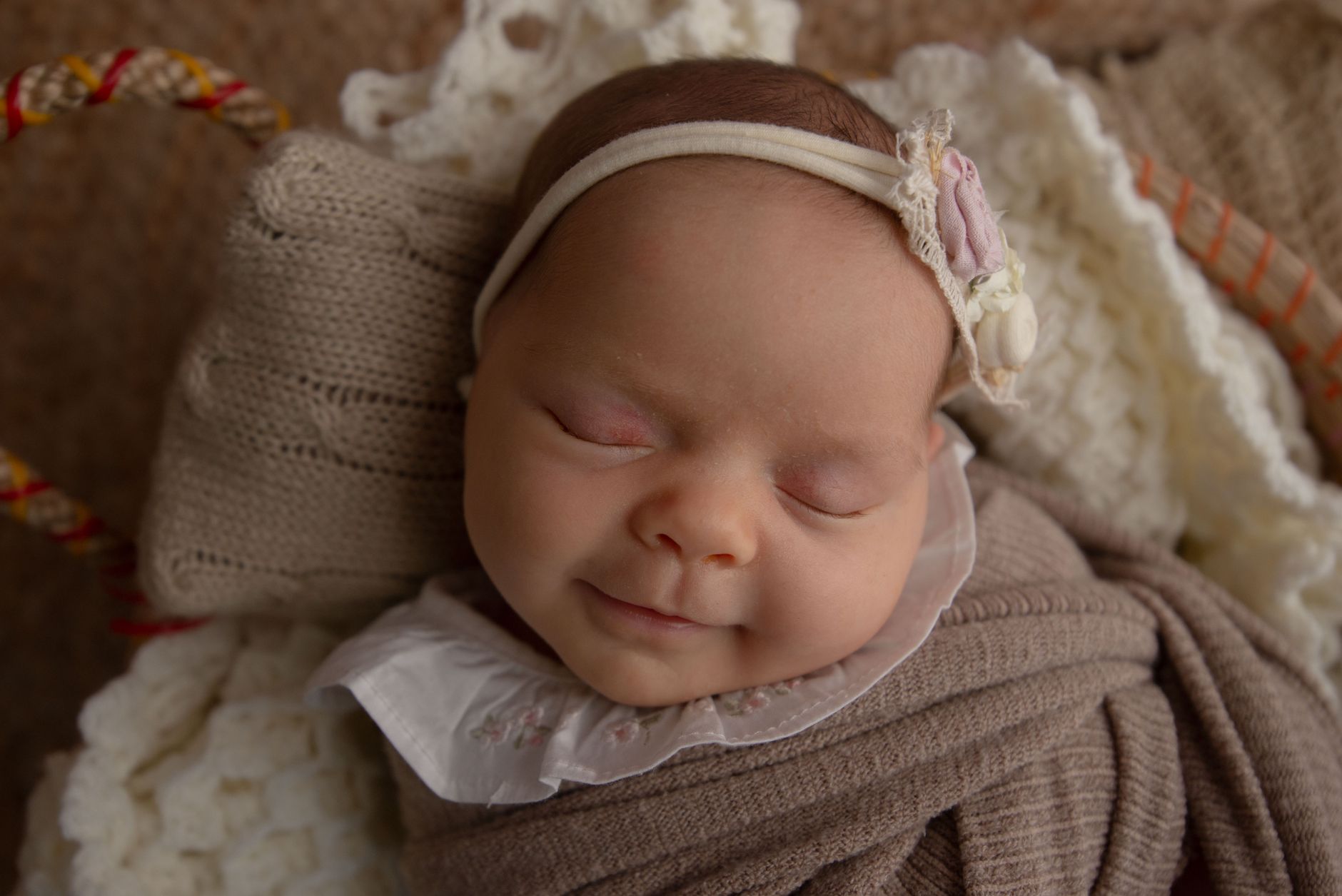 Ilustrasi: A heartwarming portrait of a sleeping newborn baby wrapped in cozy blankets.