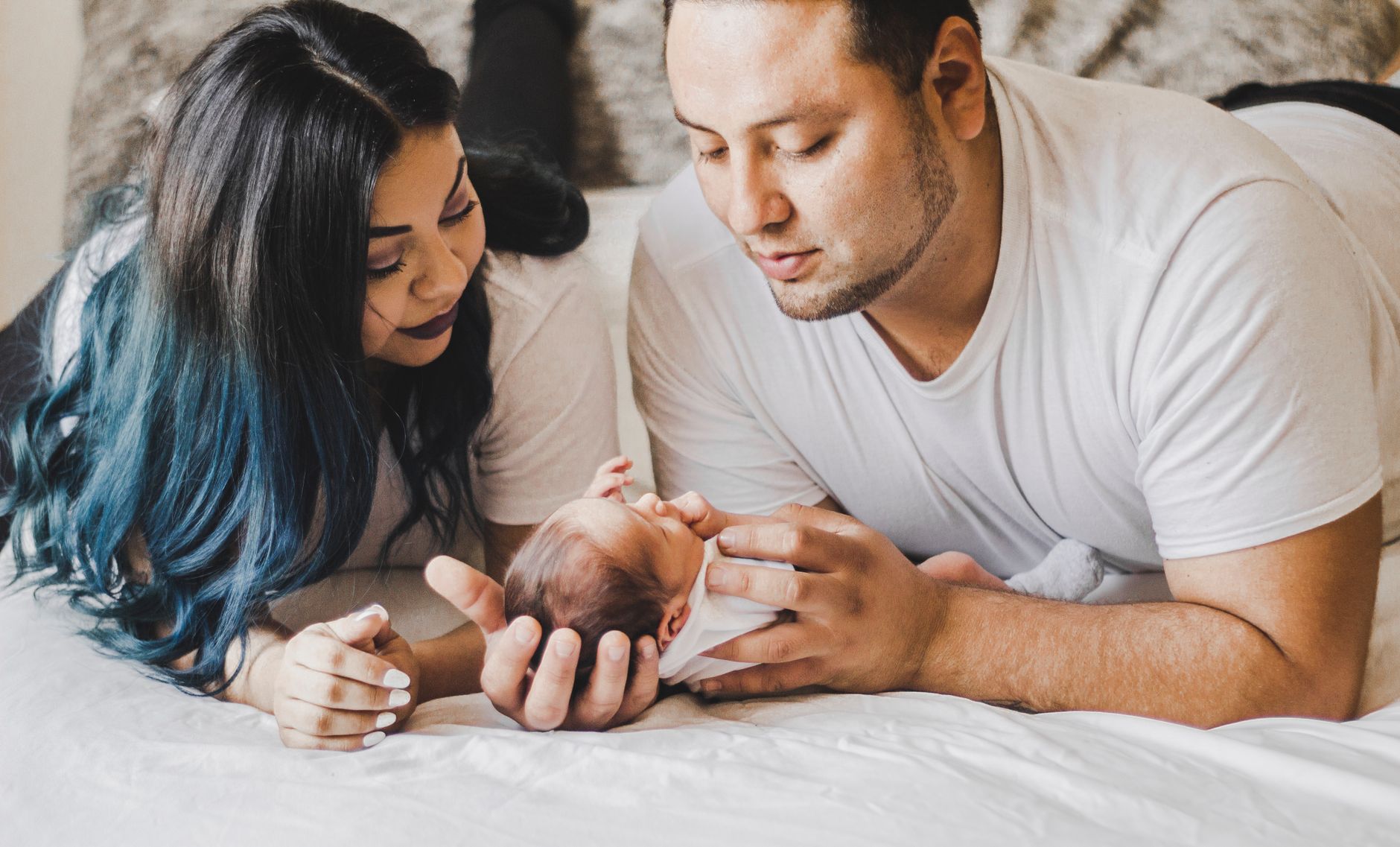 Ilustrasi: A loving family shares a tender moment with their newborn baby at home.