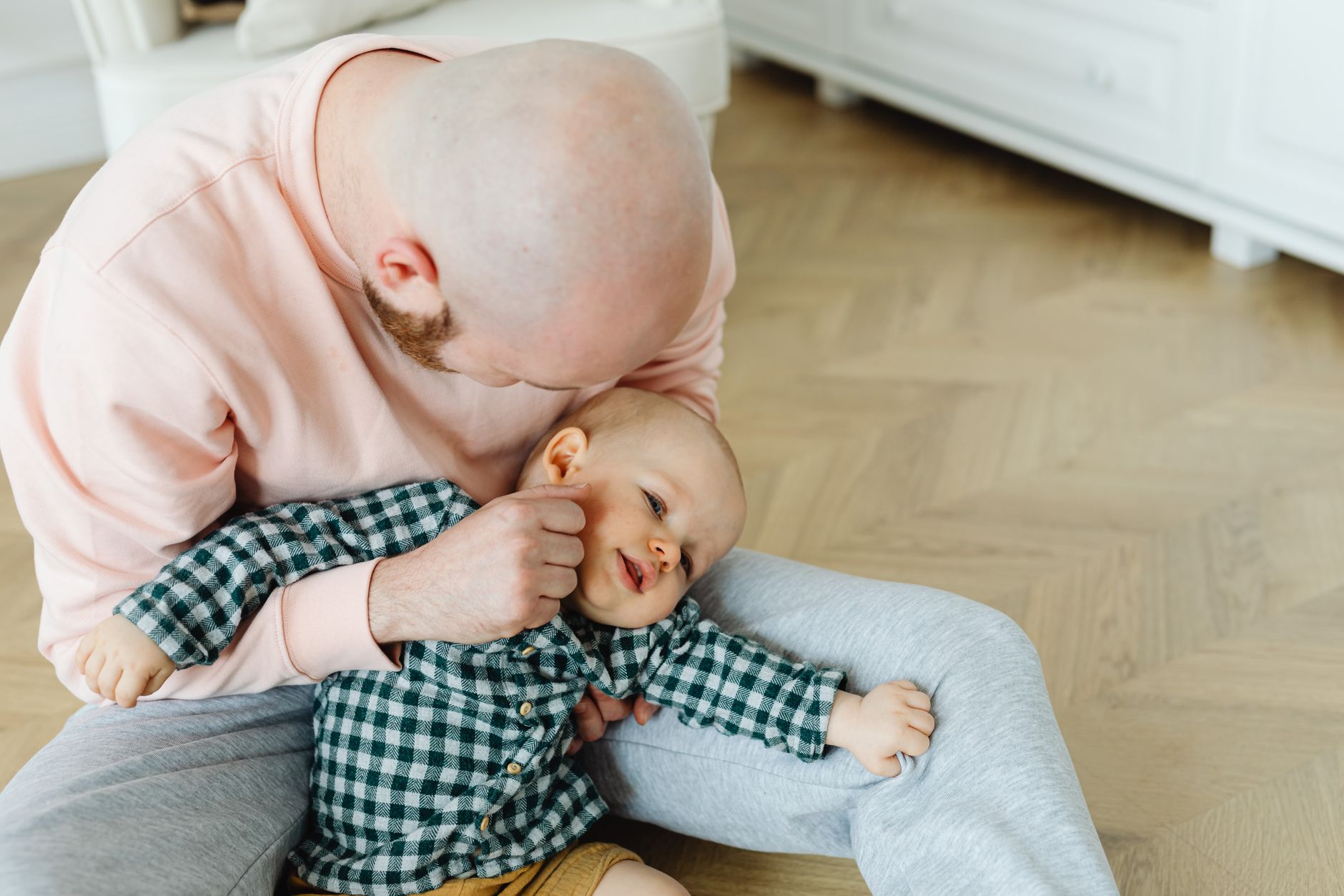 Ilustrasi: A loving father and baby boy enjoying quality time together indoors.