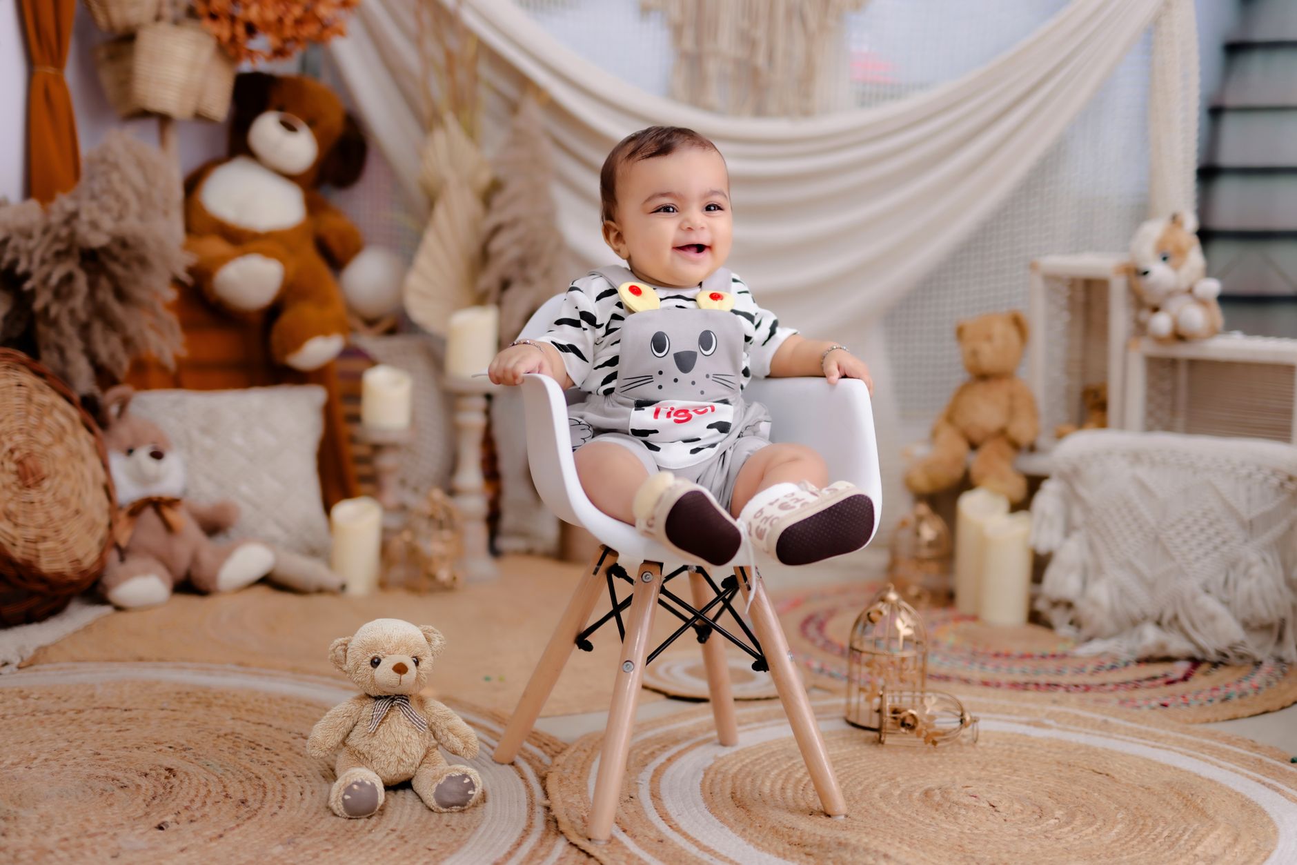 Ilustrasi: Charming baby smiling in a cozy nursery with plush toys and soft decor, ideal for lifestyle imagery.