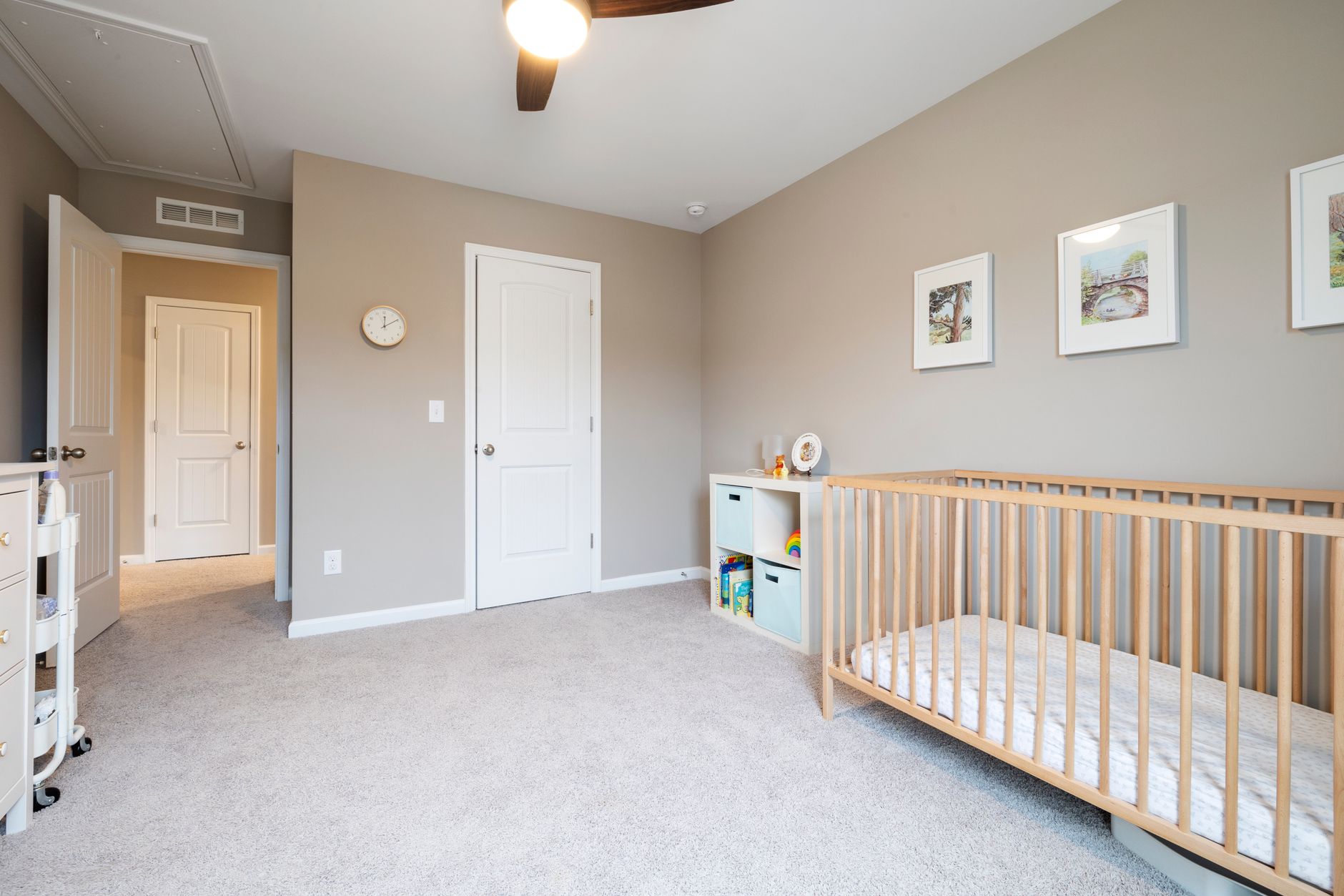 Ilustrasi: Bright and cozy nursery room with a wooden crib and modern decor.