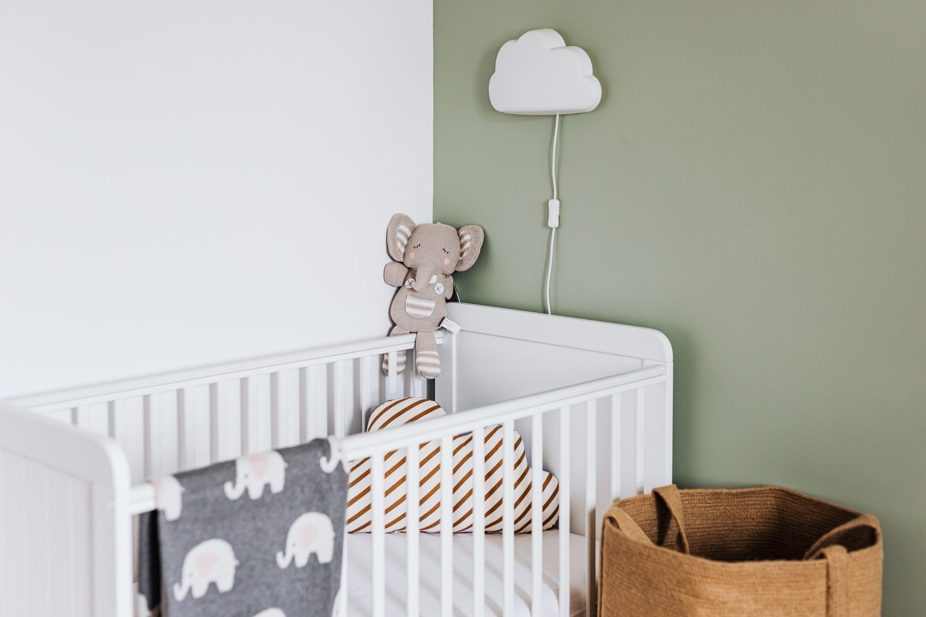 Ilustrasi: Modern baby room featuring a white crib, soft decor, and pastel accents.