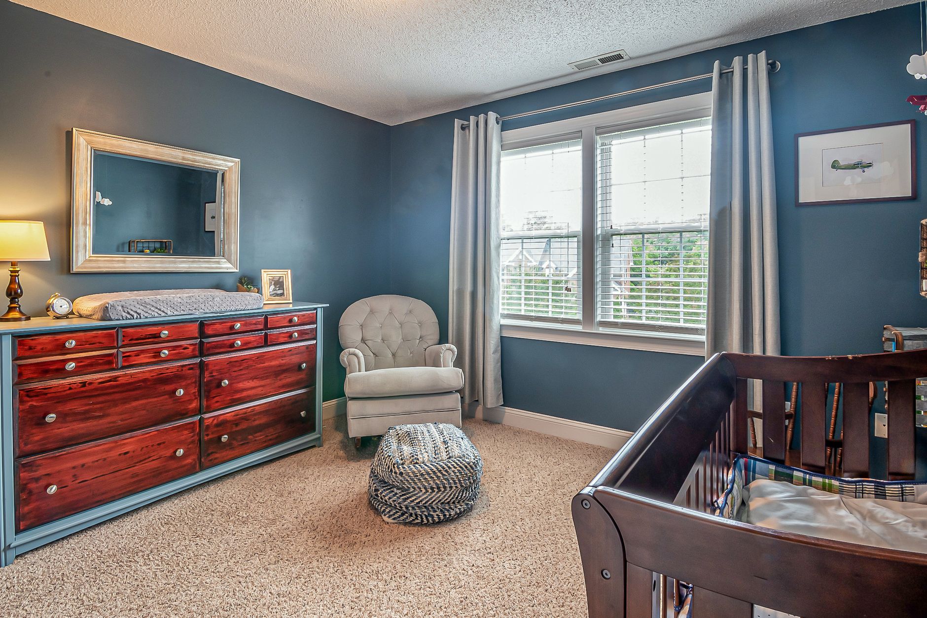 Ilustrasi: Charming baby room with elegant furniture and natural light, perfect for a cozy atmosphere.