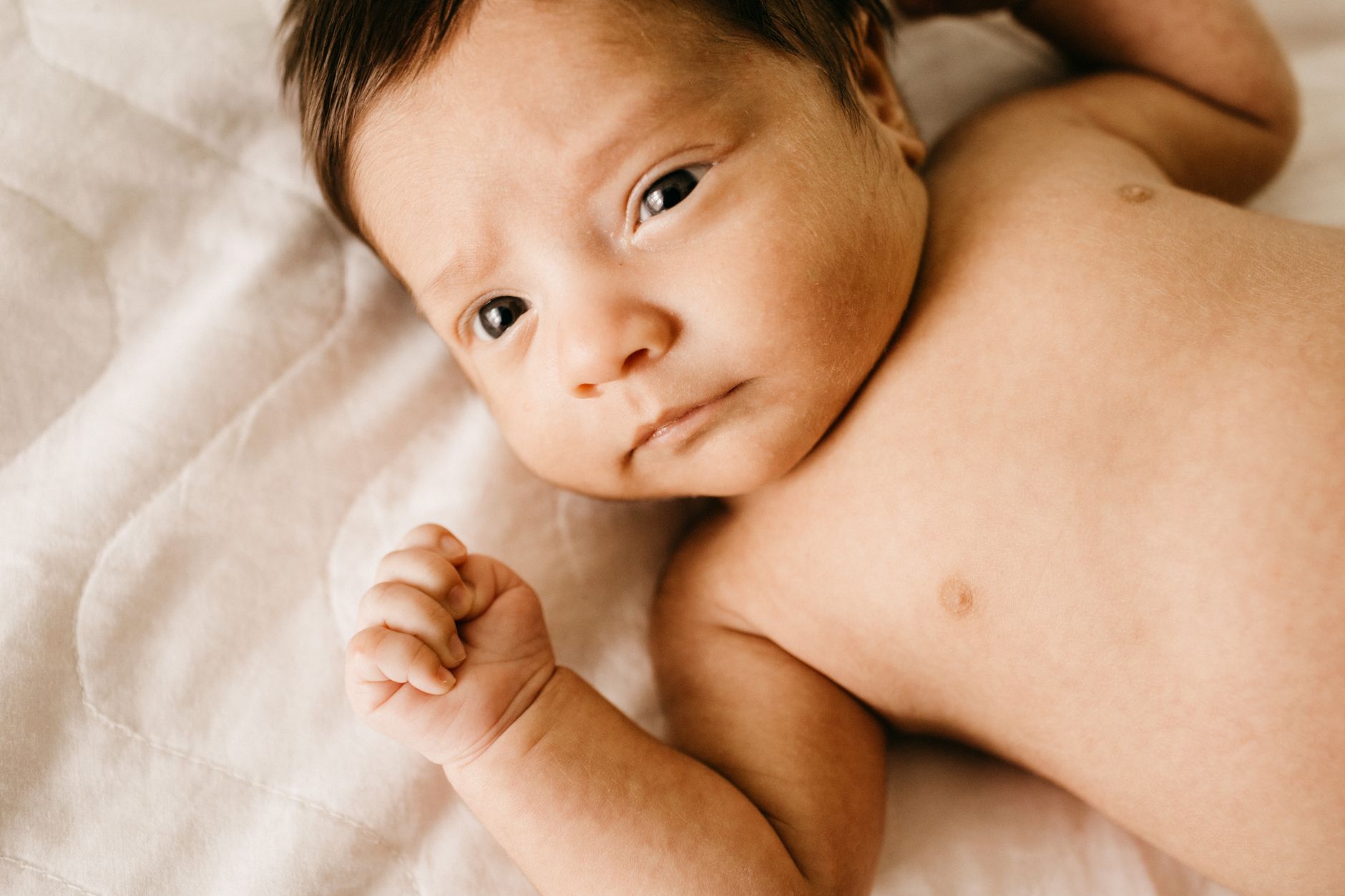Ilustrasi: Adorable close-up portrait of a newborn baby lying peacefully indoors.